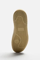 BASKETS AVEC SEMELLE EN CONTRASTE