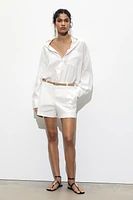 SHORT À PINCES ET CEINTURE