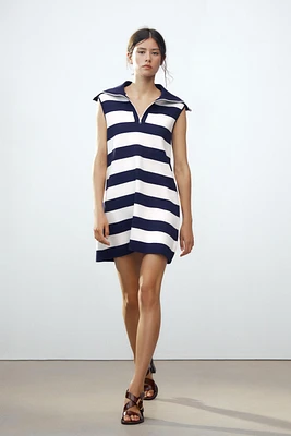 ROBE COURTE EN MAILLE À RAYURES