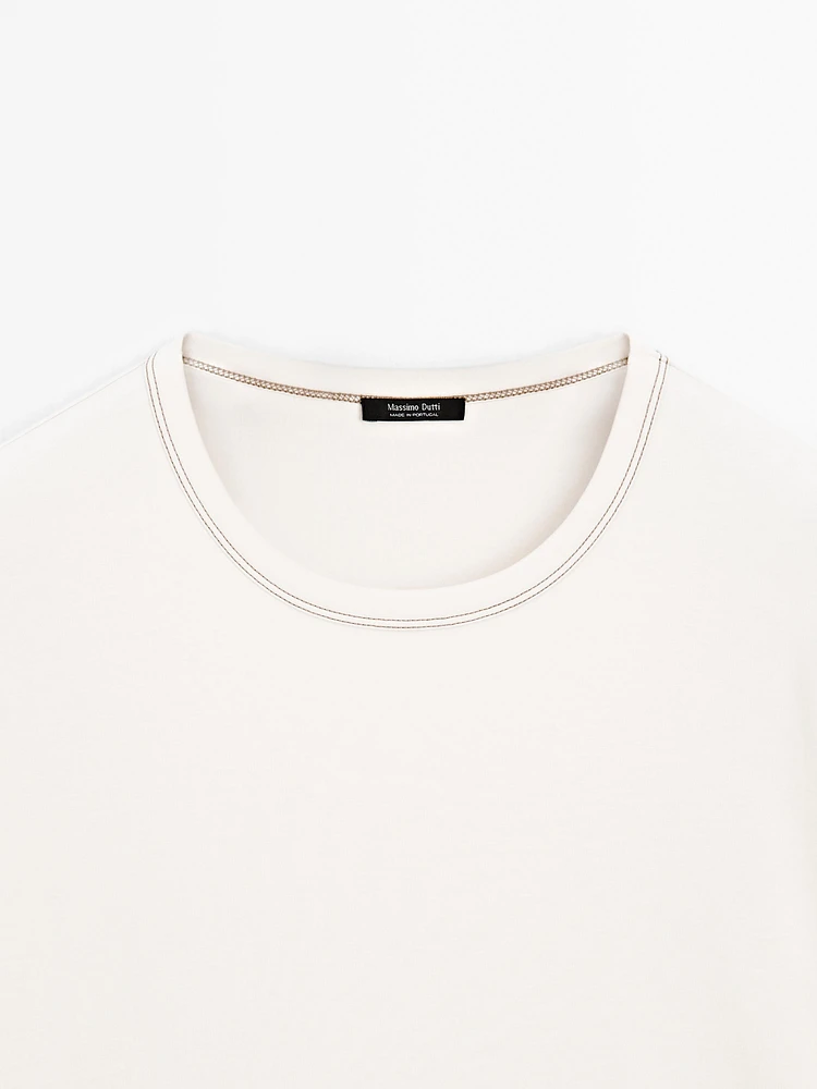 Short-sleeve T-shirt with contrast topstitching