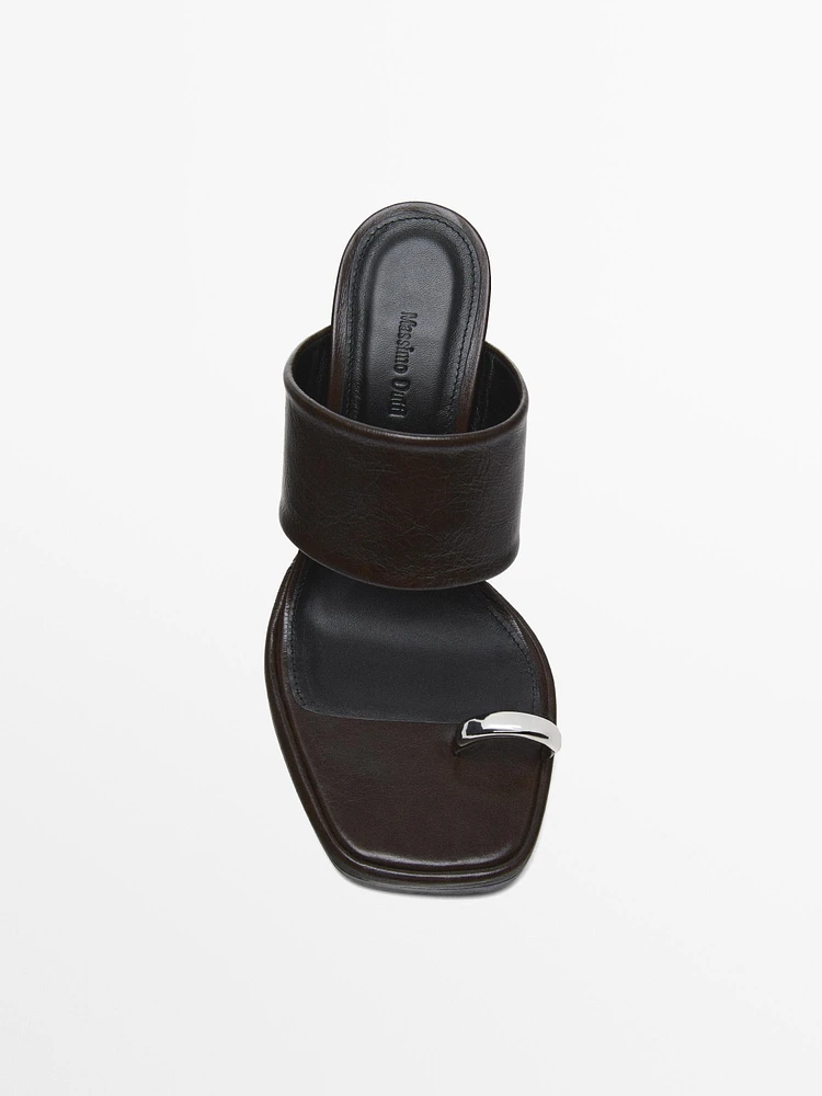Sandales à talon avec bague