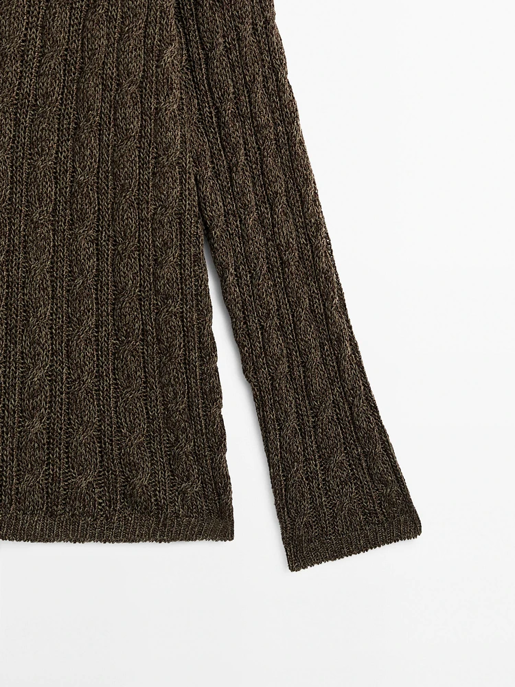 Pull en maille tressée à col V