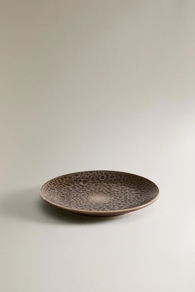 DESSERT PLATE WITH RAISED DESIGN