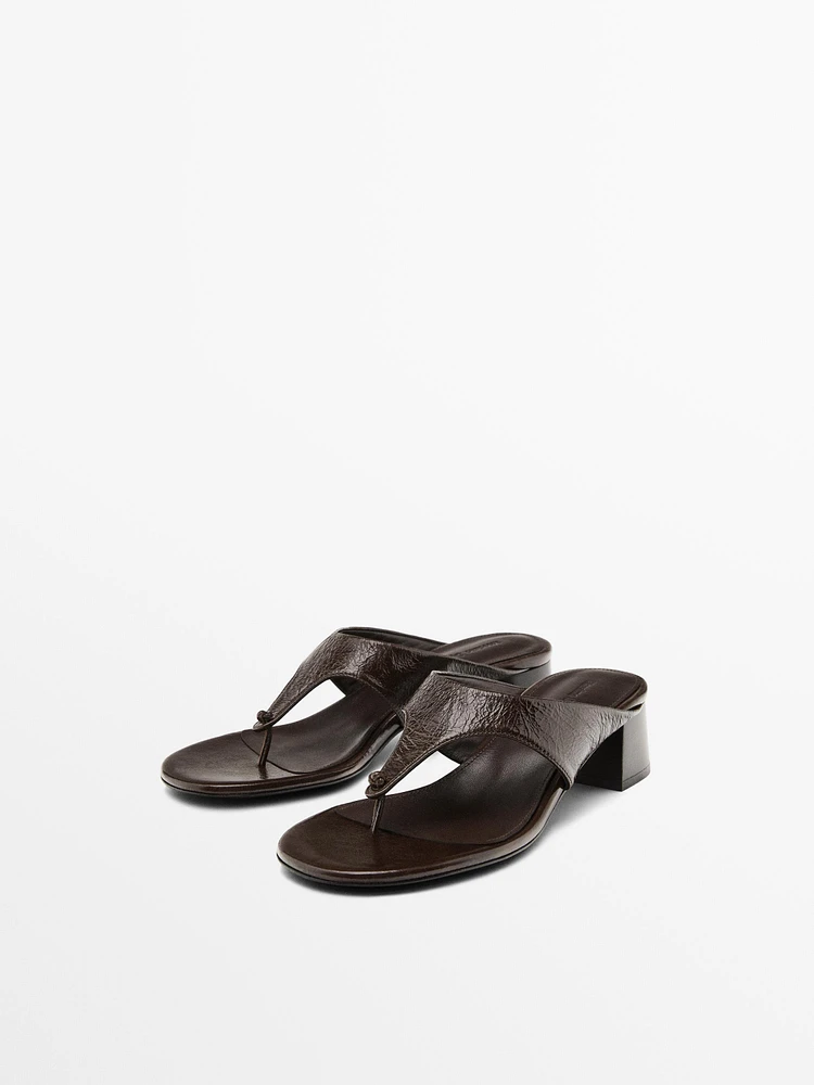 Heeled sandals with toe divider