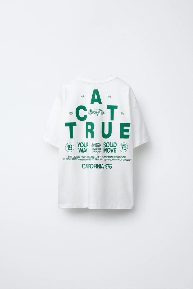 T-SHIRT AVEC INSCRIPTION EN RELIEF