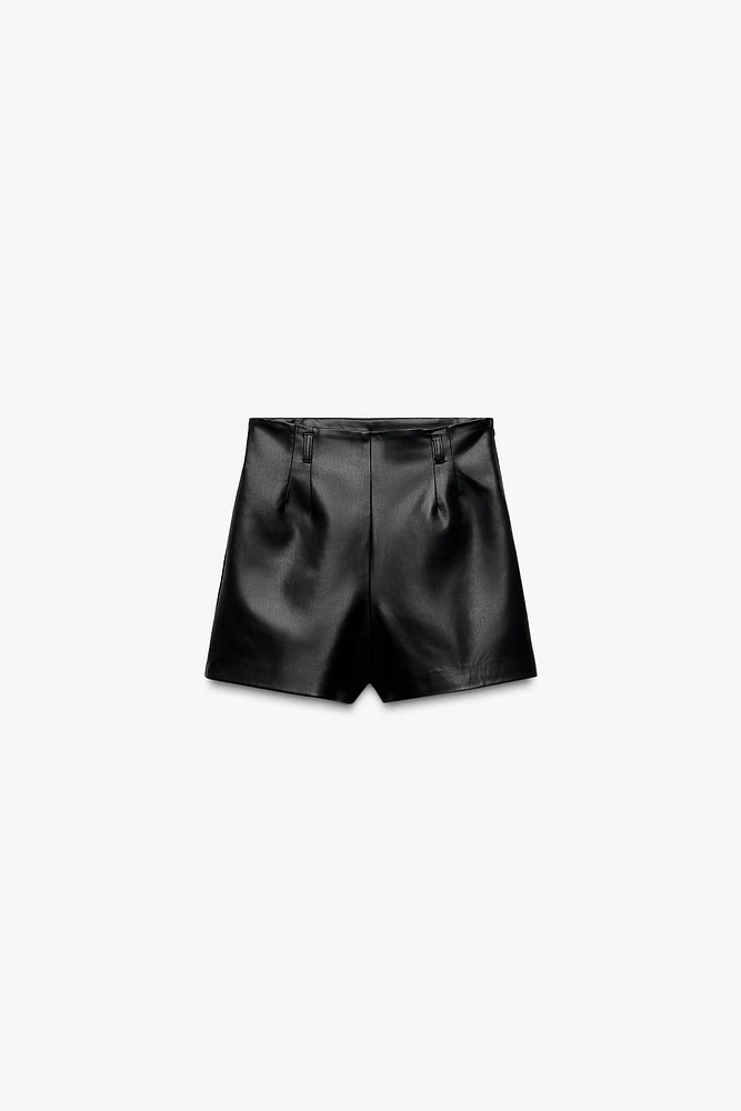 BELT LOOP SHORTS WITH A HIGH WAIST