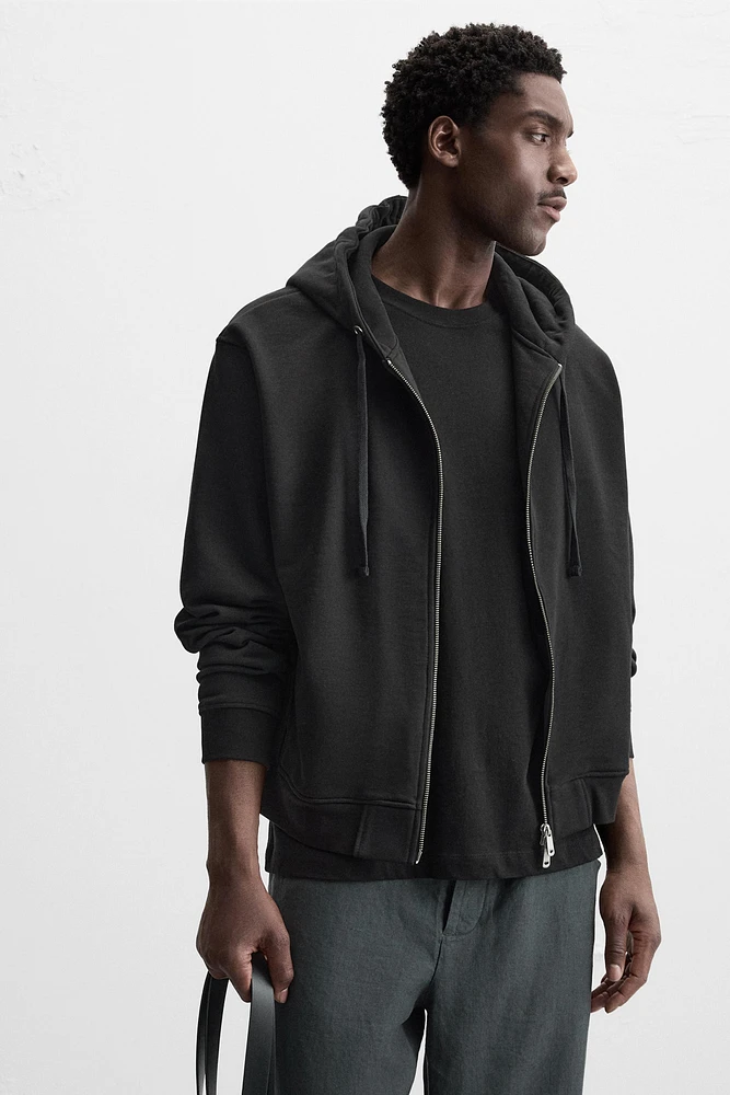 BASIC HOODED ZIP-UP SWEATSHIRT