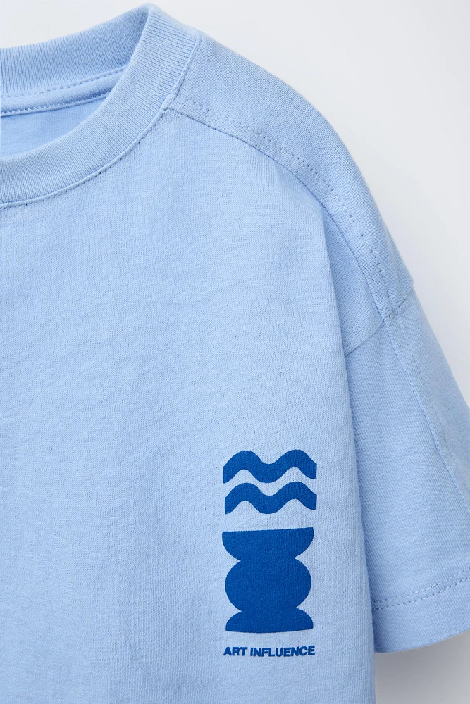 T-SHIRT TEINT EN PIÈCE IMPRIMÉ