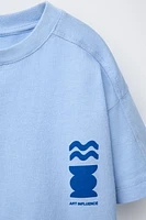 T-SHIRT TEINT EN PIÈCE IMPRIMÉ