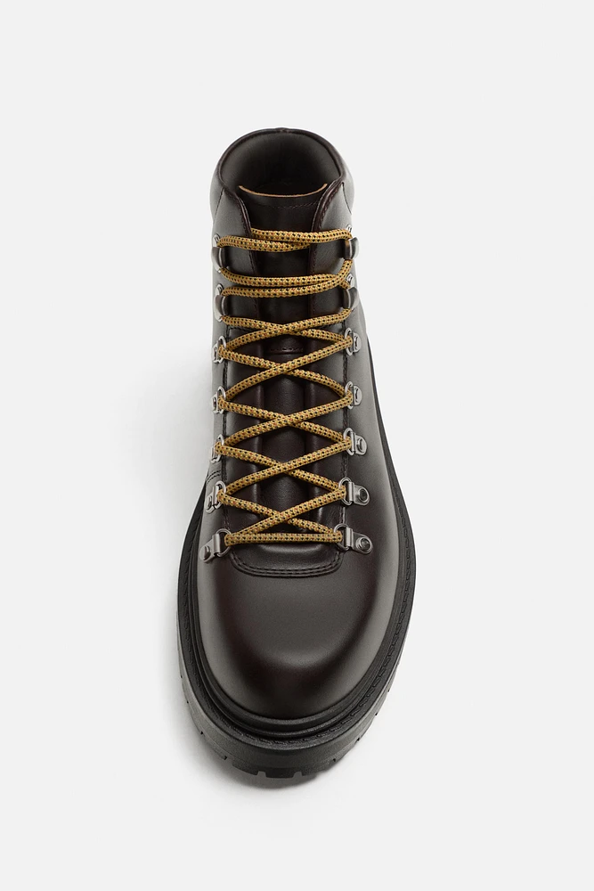 BOTTES EN CUIR À LACETS