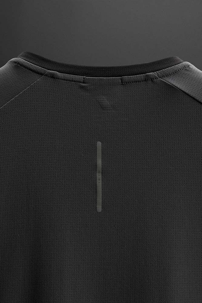 TEXTURED TRAINING T-SHIRT