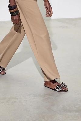 ANIMAL PRINT BOW FLAT SANDALS