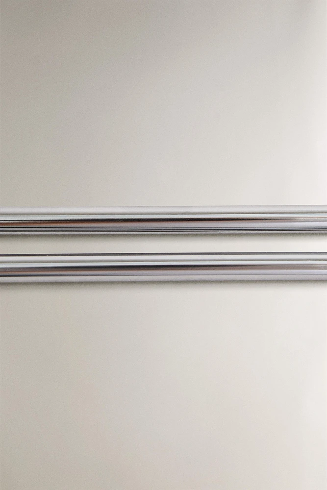 SILVER METAL TOWEL RACK