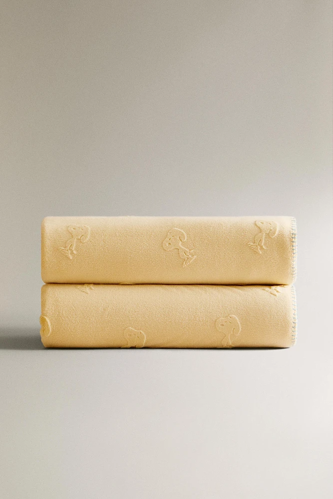 COUVERTURE ENFANT MOTIF RELIEF PEANUTS™