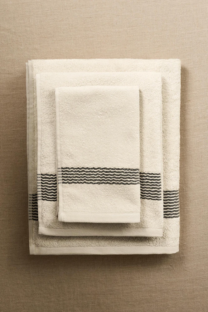 COTTON BATH TOWEL WITH PLEATED BORDER