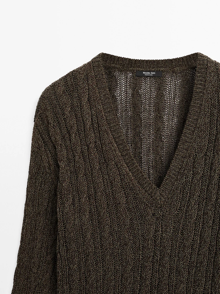 Pull en maille tressée à col V