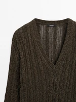 Pull en maille tressée à col V