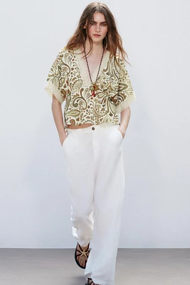 TOP IMPRIMÉ AVEC FINITIONS EN CROCHET