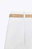 SHORT À PINCES ET CEINTURE