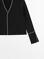 Flowing shirt with contrast topstitching