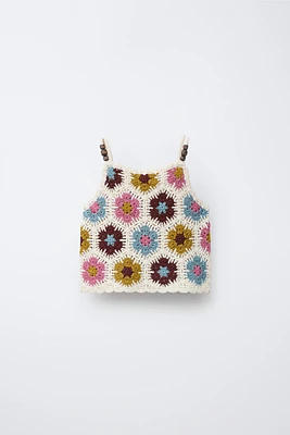 TOP EN MAILLE CROCHET À FLEURS ET FANTAISIE