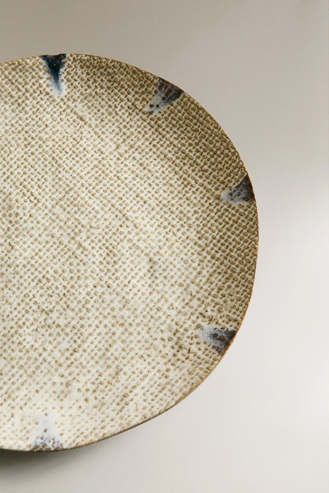 TEXTURED STONEWARE DINNER PLATE