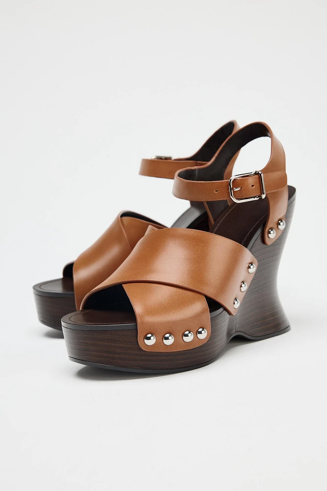 TALONS COMPENSÉS CLOUS CUIR