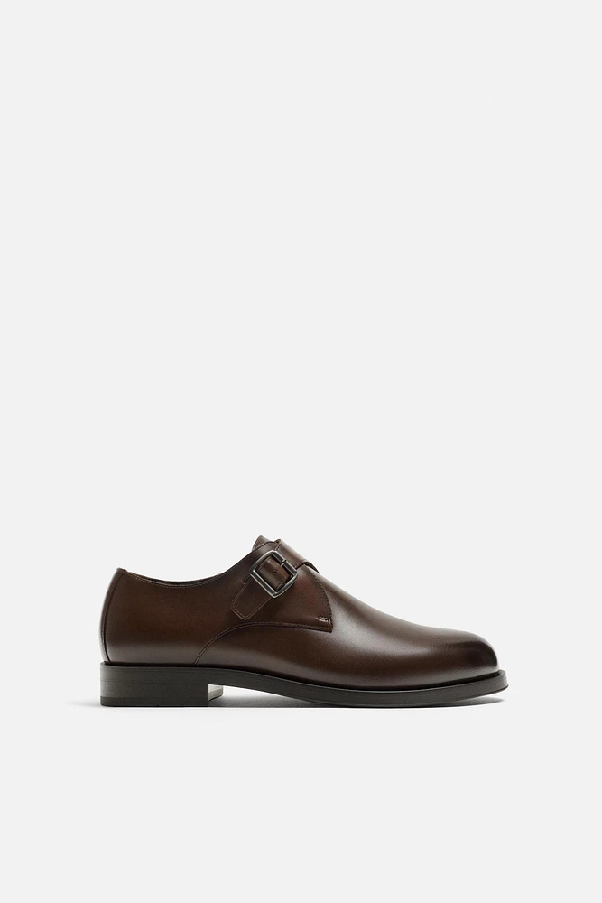 CHAUSSURES EN CUIR À BOUCLE
