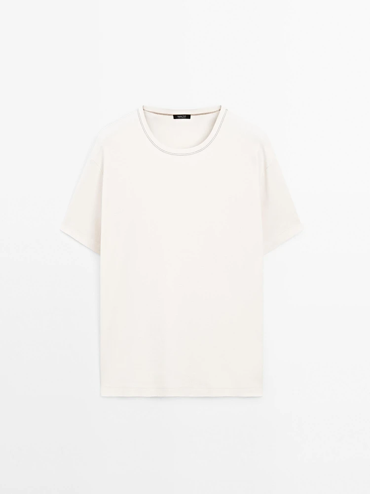 Short-sleeve T-shirt with contrast topstitching