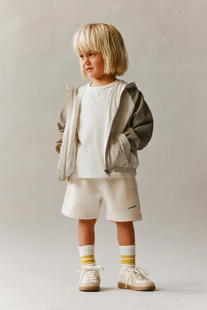 LIGHTWEIGHT HOODED RAINCOAT