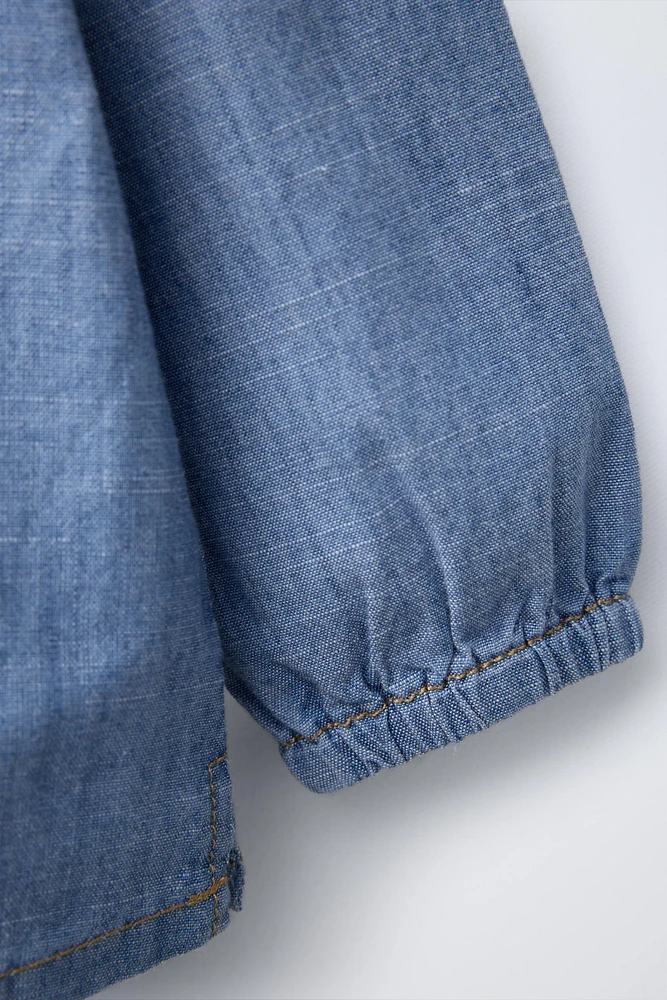 CHEMISE EN JEAN FLUIDE À COL TUNISIEN