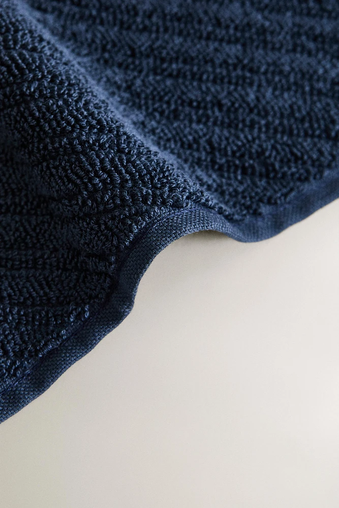 DIAGONAL TEXTURED BATH TOWEL