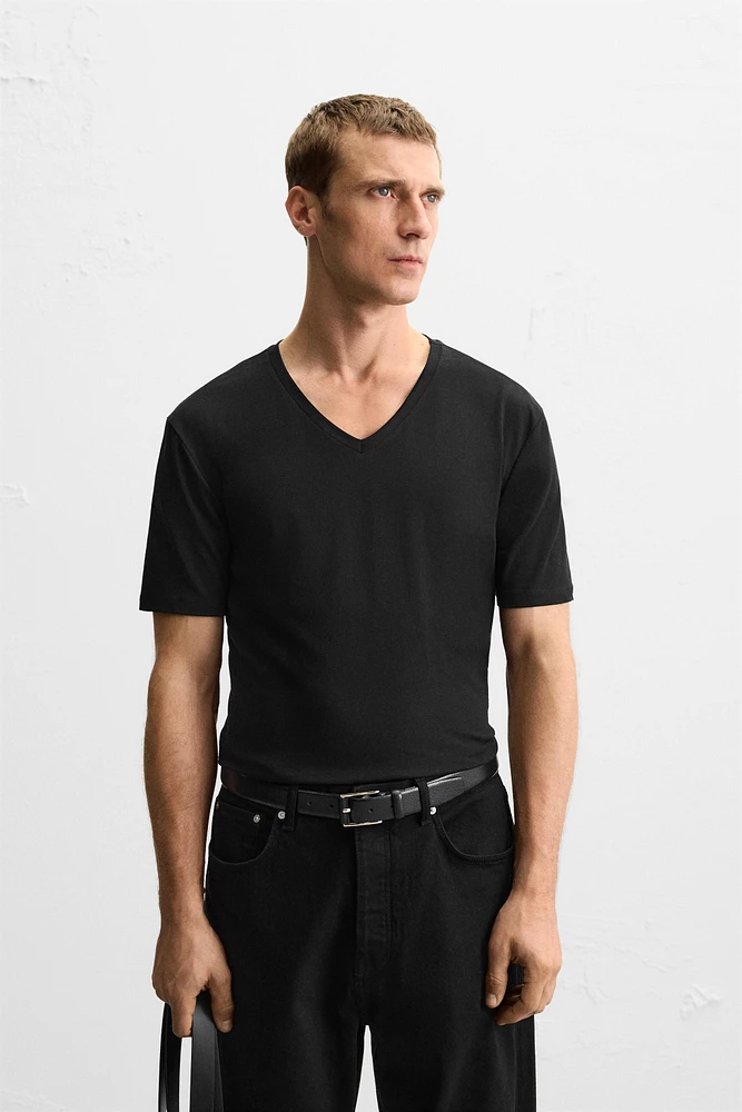 BASIC V-NECK T-SHIRT