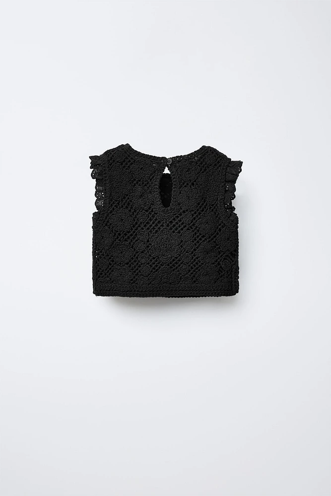 TOP EN CROCHET AVEC DENTELLE