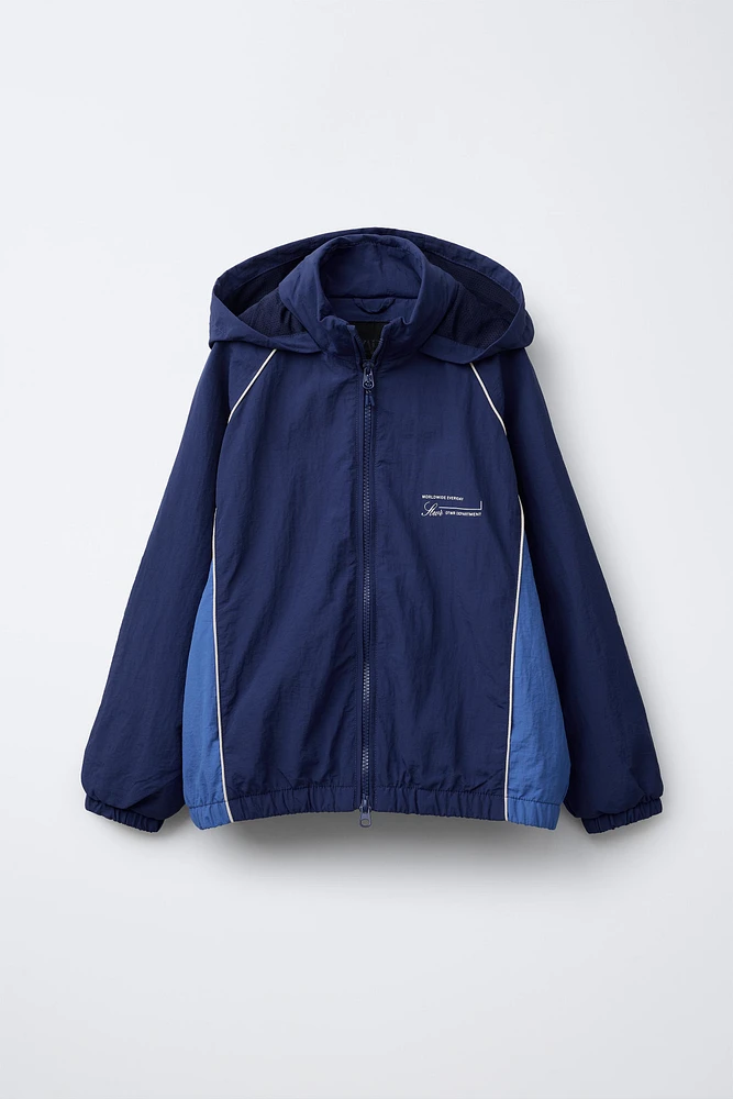 WATER REPELLENT TEXT PRINT HOODED RAINCOAT