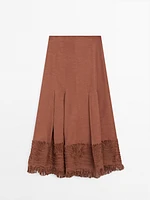 Jupe midi fluide avec broderie