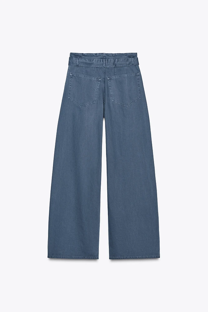PANTALON À PLISSÉE ET CEINTURE