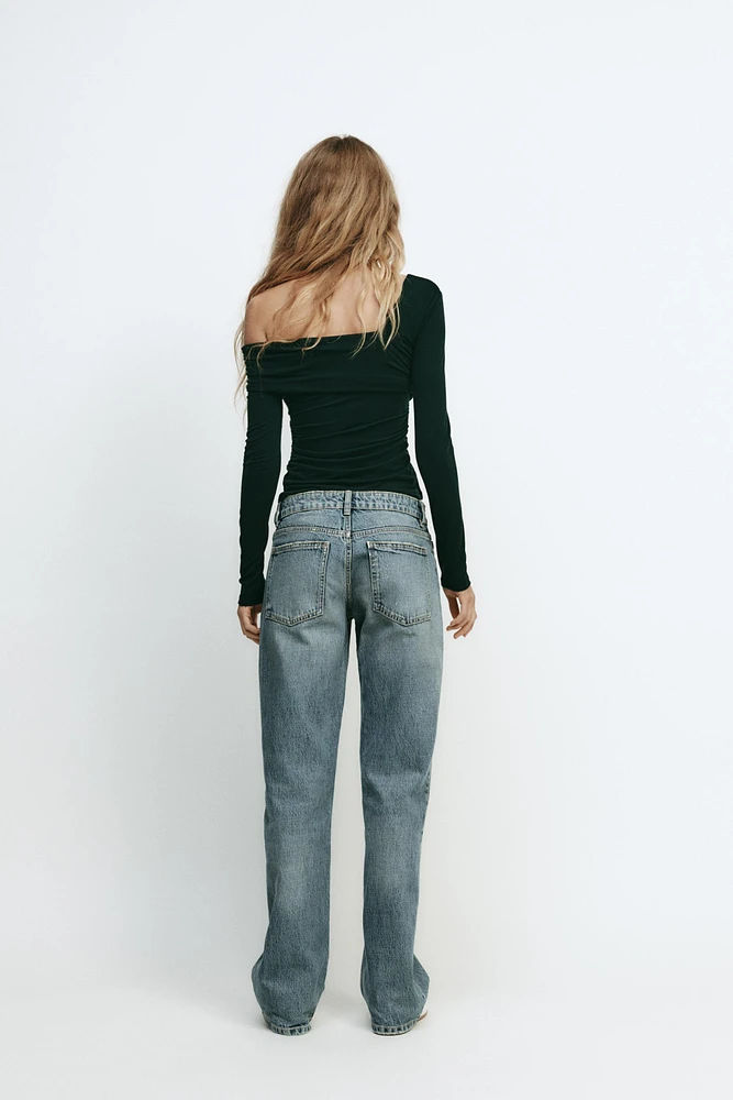 TOP À ENCOLURE ASYMÉTRIQUE