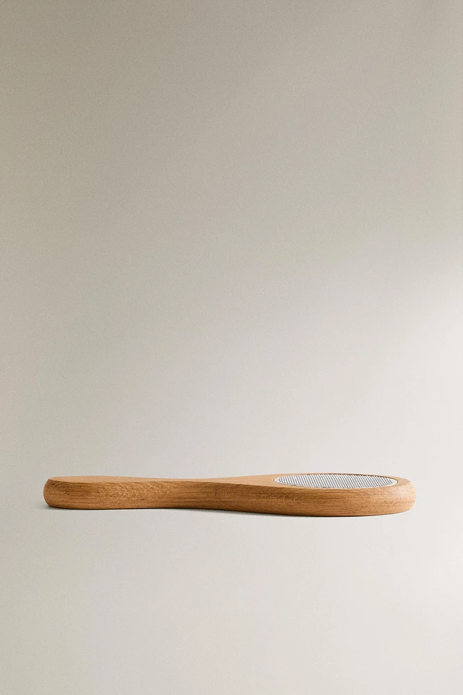 LEGS EXFOLIATING WITH WOODEN HANDLE