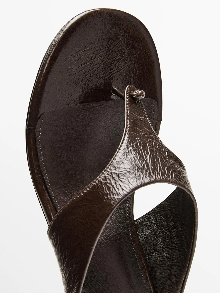 Heeled sandals with toe divider