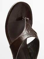 Heeled sandals with toe divider
