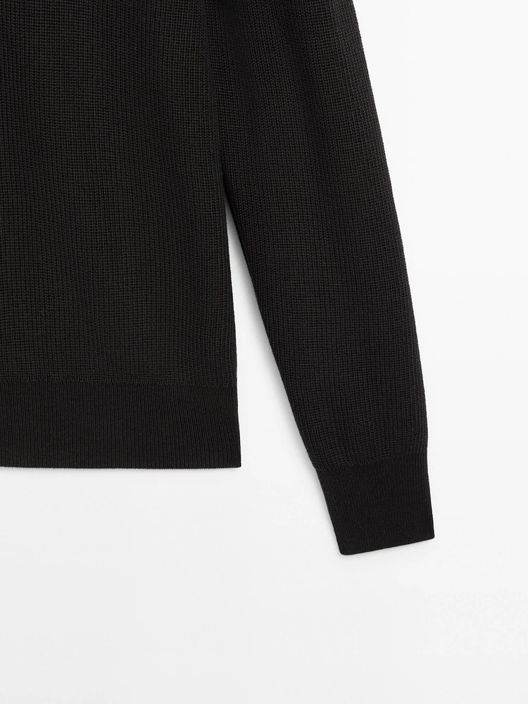 Cotton knit sweater with buttoned neck