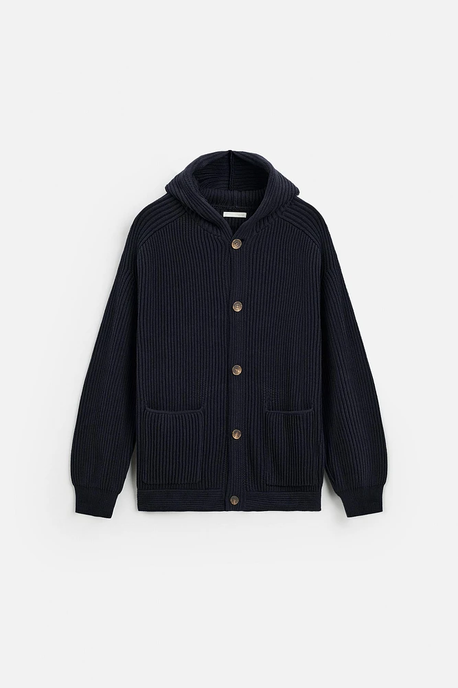 GILET EN MAILLE PERLÉE AVEC CAPUCHE