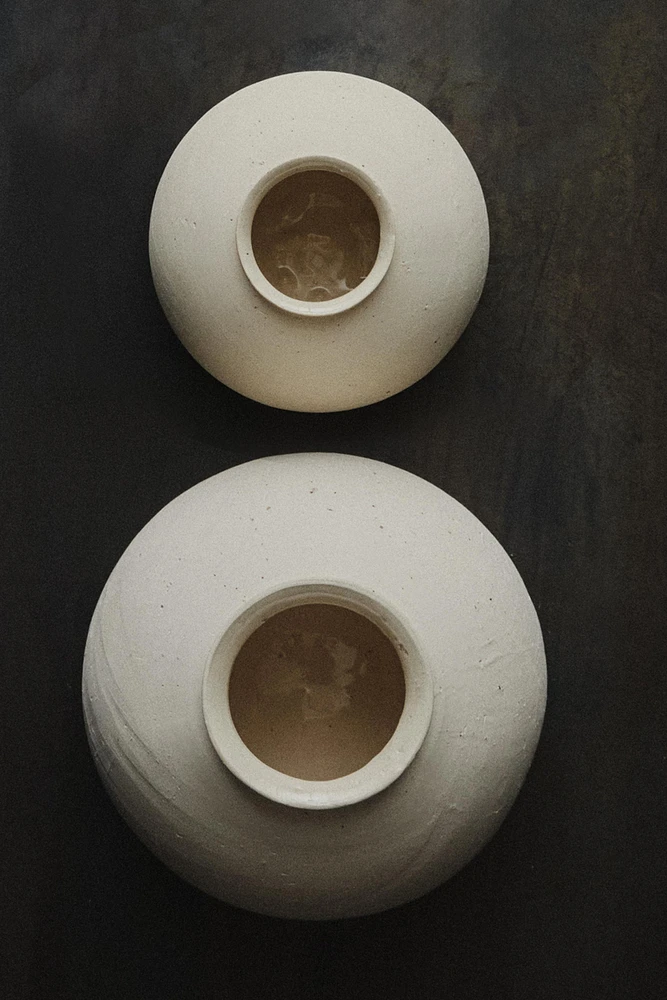 ROUND CERAMIC VASE