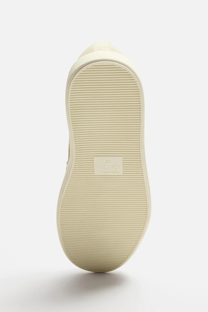 CHAUSSURES EN TISSU ET MAILLE