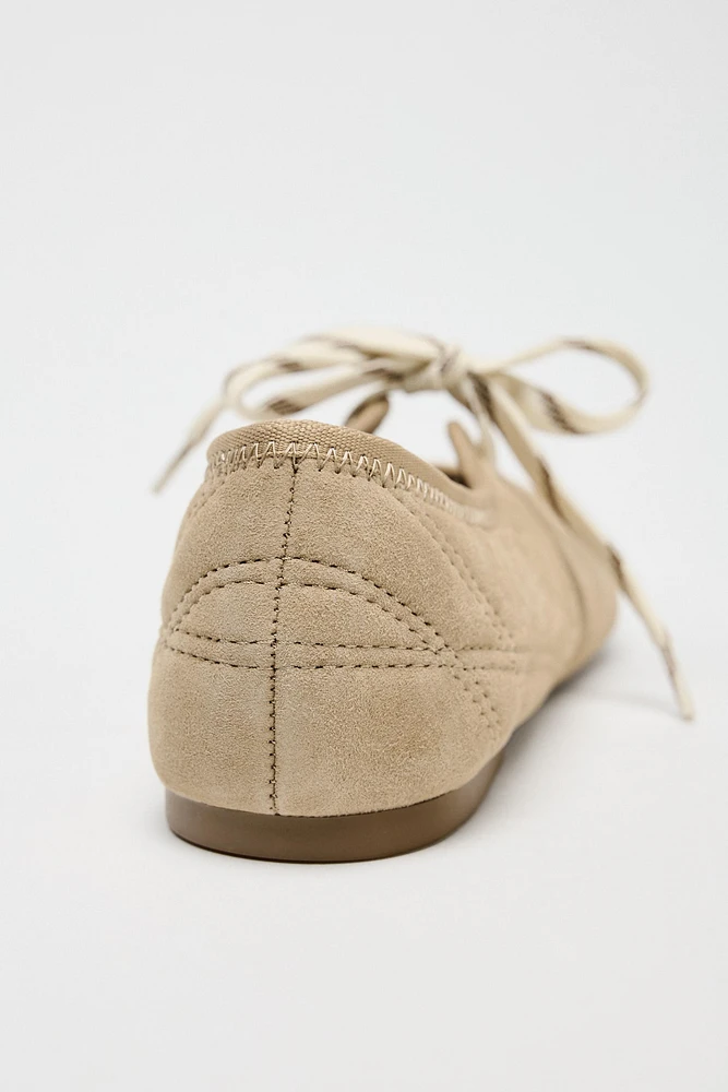 BALLERINES À LACETS EN CROÛTE DE CUIR