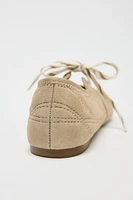 BALLERINES À LACETS EN CROÛTE DE CUIR