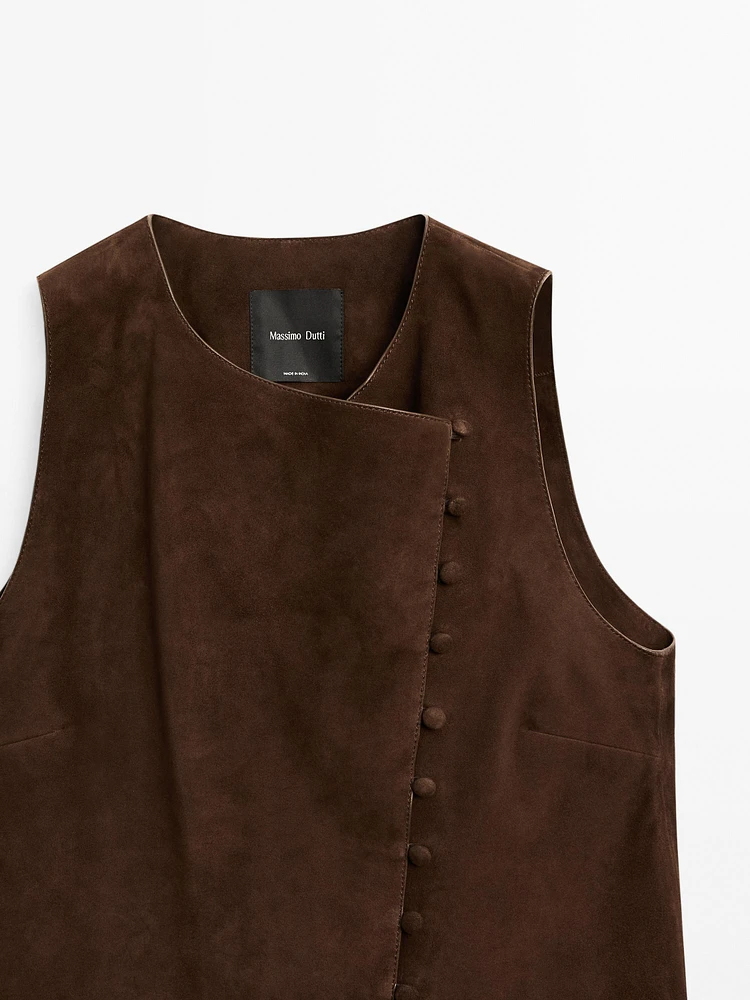 Veste courte sans manches boutons en cuir finition daim