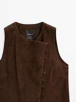 Veste courte sans manches boutons en cuir finition daim