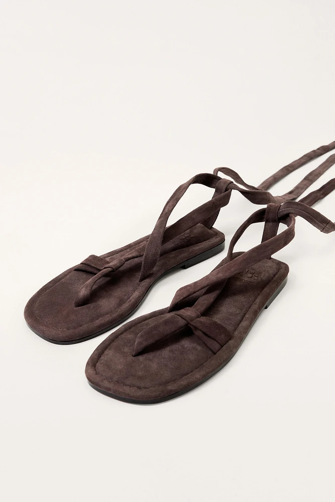 SANDALES PLATES À BRIDES EN CUIR ÉDITION LIMITÉE